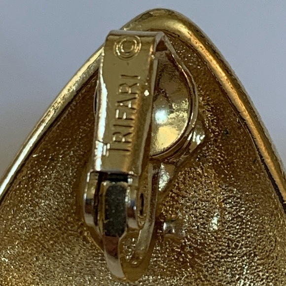 Vintage Crown Trifari Gold Tone Faux Pearl Earrings - Picture 5 of 8